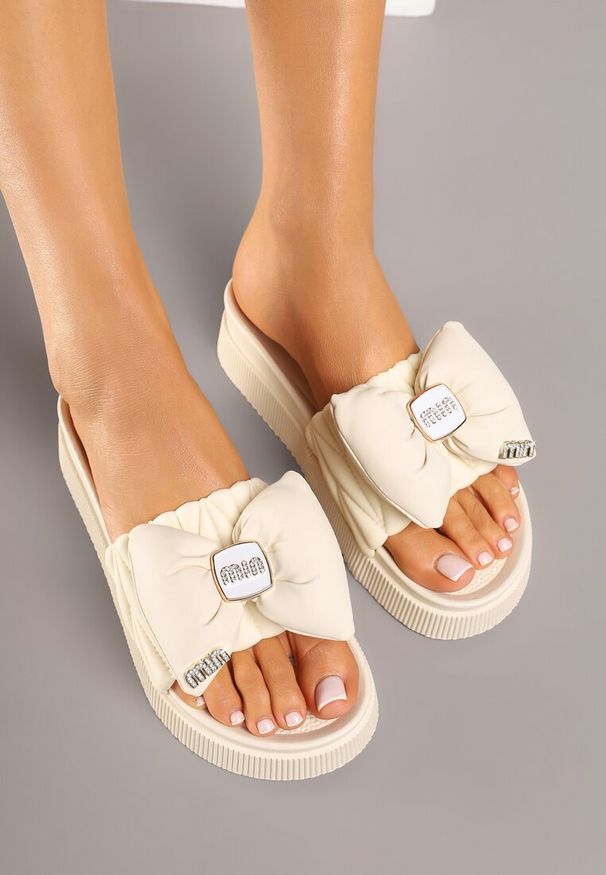 Renee - Beżowe Klapki na Niskiej Platformie z Ozdobną Kokardą Ulosavia. Okazja: na plażę, na co dzień. Kolor: beżowy. Wzór: ażurowy, aplikacja. Sezon: lato. Obcas: na platformie. Styl: elegancki, casual