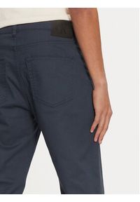 Calvin Klein Jeans Spodnie materiałowe J30J326263 Niebieski Straight Fit. Kolor: niebieski. Materiał: bawełna #3