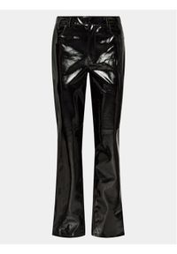 Gina Tricot Spodnie z imitacji skóry 21348 Czarny Regular Fit. Kolor: czarny. Materiał: syntetyk #1