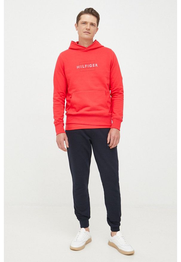 TOMMY HILFIGER - Tommy Hilfiger bluza bawełniana męska kolor czerwony z kapturem z nadrukiem. Typ kołnierza: kaptur. Kolor: czerwony. Materiał: bawełna. Wzór: nadruk