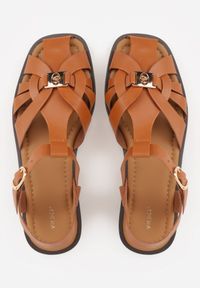 Renee - Brązowe Sandały VICES z Zakrytym Noskiem Przeplatanymi Paskami i Aplikacją Coradia. Okazja: na co dzień. Zapięcie: pasek. Kolor: brązowy. Wzór: aplikacja. Sezon: lato. Styl: wakacyjny, casual, elegancki #9