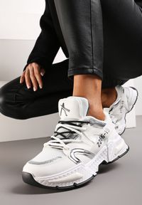 Renee - Białe Nowoczesne Sneakersy z Grubą Podeszwą i Sznurowaniem Silika. Okazja: na co dzień. Nosek buta: okrągły. Kolor: biały. Materiał: jeans #1