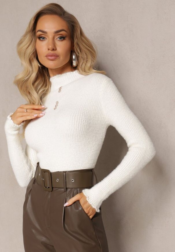 Renee - Biały Futerkowy Sweter z Wełny z Półgolfem i Ozdobnymi Guzikami Zekluna. Kolor: biały. Materiał: wełna. Wzór: aplikacja