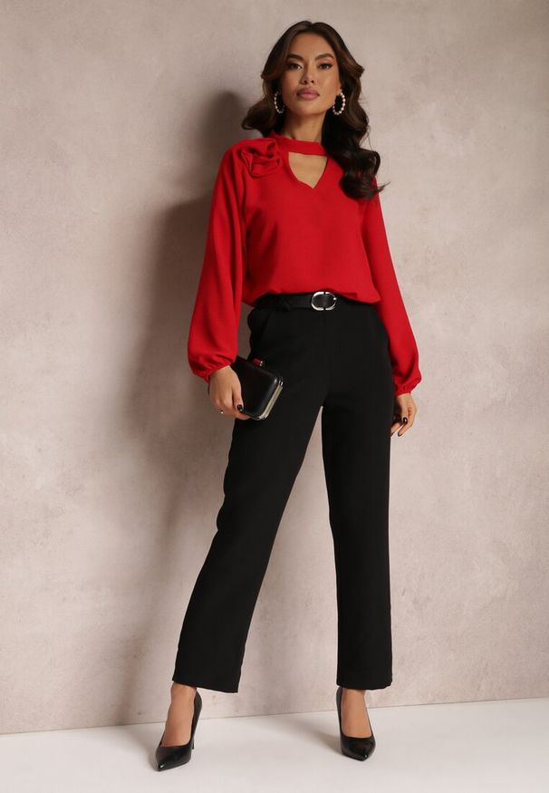 Renee - Czerwona Bluzka z Ozdobnym Kwiatem Tolna. Kolor: czerwony. Wzór: kwiaty