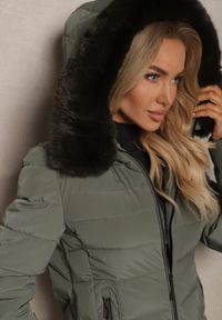 Renee - Ciemnozielona Kurtka z Pikowanymi Przeszyciami i Futrzanym Kapturem z Możliwością Odpięcia Zinriya. Okazja: na co dzień. Kolor: zielony. Materiał: futro. Styl: elegancki, casual #4