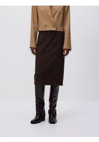 Reserved - Spódnica midi z przeszyciem - ciemnobrązowy. Kolor: brązowy. Materiał: dzianina #1