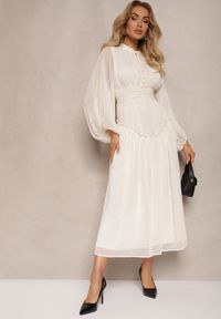 Renee - Jasnobeżowa Elegancka Sukienka w Stylu Vintage z Powlekanymi Guzikami i Marszczeniami Lefandia. Typ kołnierza: kołnierzyk stójkowy. Kolor: beżowy. Styl: elegancki, vintage