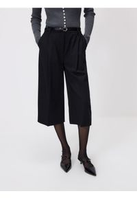 Reserved - Bermudy z paskiem - czarny. Kolor: czarny. Materiał: tkanina, wiskoza