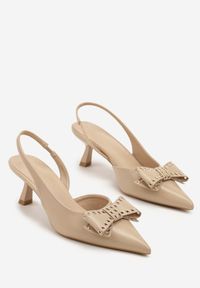 Renee - Ciemnobeżowe Sandały Vices na Kaczuszce Slingback z Kokardą i Nitami Fennadia. Okazja: na co dzień, na spacer. Zapięcie: sprzączka. Kolor: beżowy. Materiał: jeans. Obcas: na szpilce. Styl: klasyczny, elegancki, casual. Wysokość obcasa: średni #4