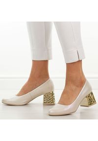 Złote mar. Polskie czółenka damskie Suzana 594. Okazja: na co dzień. Nosek buta: okrągły. Kolor: złoty. Szerokość cholewki: normalna. Materiał: skóra. Sezon: wiosna, lato, jesień. Obcas: na obcasie. Styl: wizytowy, casual, klasyczny, elegancki. Wysokość obcasa: średni #1