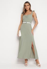 Born2be - Zielona Rozkloszowana Sukienka na Wiązanych Ramiączkach z Rozcięciem Kalora. Kolor: zielony. Materiał: tkanina. Długość rękawa: na ramiączkach. Wzór: gładki. Długość: maxi #2