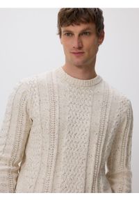 Reserved - Sweter z dekoracyjnym splotem - złamana biel. Materiał: bawełna, dzianina. Wzór: ze splotem