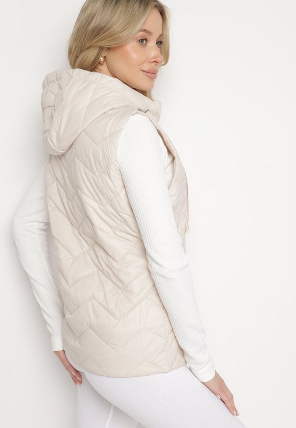 Born2be - Ciemnobeżowa Kamizelka Pikowana z Odpinanym Kapturem Ariluna. Okazja: na co dzień. Kolor: beżowy. Materiał: jeans. Styl: sportowy, casual, elegancki