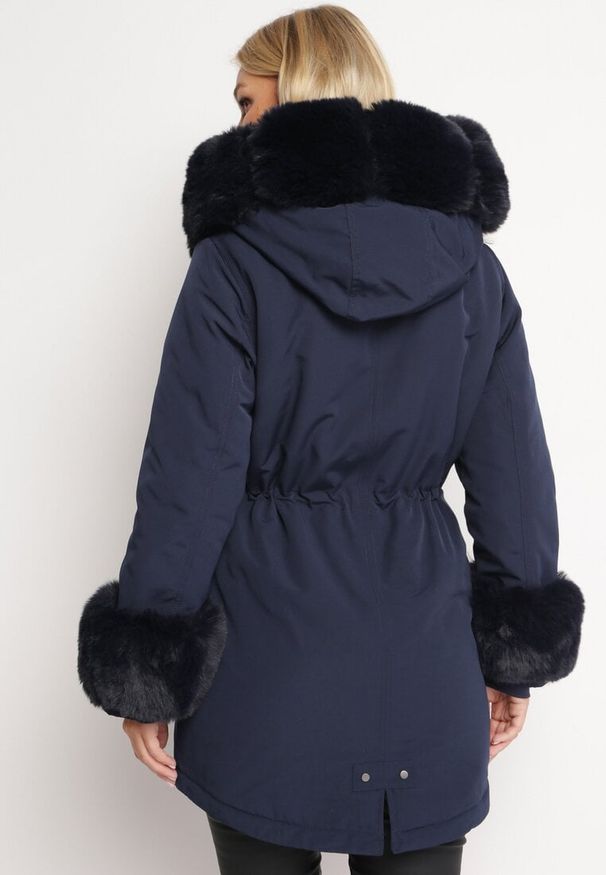 Born2be - Granatowa Kurtka Parka z Futerkiem i Ściągaczem Hegade. Kolor: niebieski. Materiał: futro. Wzór: aplikacja