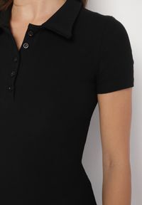 Born2be - Czarny Bawełniany T-shirt Prążkowany Typu Polo z Guzikami Avelavia. Okazja: na co dzień. Typ kołnierza: polo. Kolor: czarny. Materiał: prążkowany, bawełna. Styl: klasyczny, casual