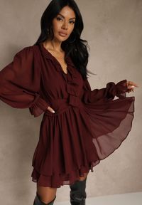 Renee - Bordowa Siateczkowa Sukienka o Rozkloszowanym Fasonie z Falbankami Zenniria. Okazja: na wesele, na co dzień, na ślub cywilny, na imprezę. Typ kołnierza: kołnierz z falbankami. Kolor: czerwony. Materiał: poliester. Styl: casual #1