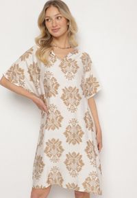 Born2be - Ciemnobeżowa Pudełkowa Sukienka z Wiskozy Ozdobiona Geometrycznym Wzorem Emilavie. Okazja: na co dzień. Typ kołnierza: dekolt w kształcie V. Kolor: beżowy. Materiał: wiskoza. Wzór: aplikacja, geometria. Typ sukienki: proste. Styl: klasyczny, casual, elegancki #1
