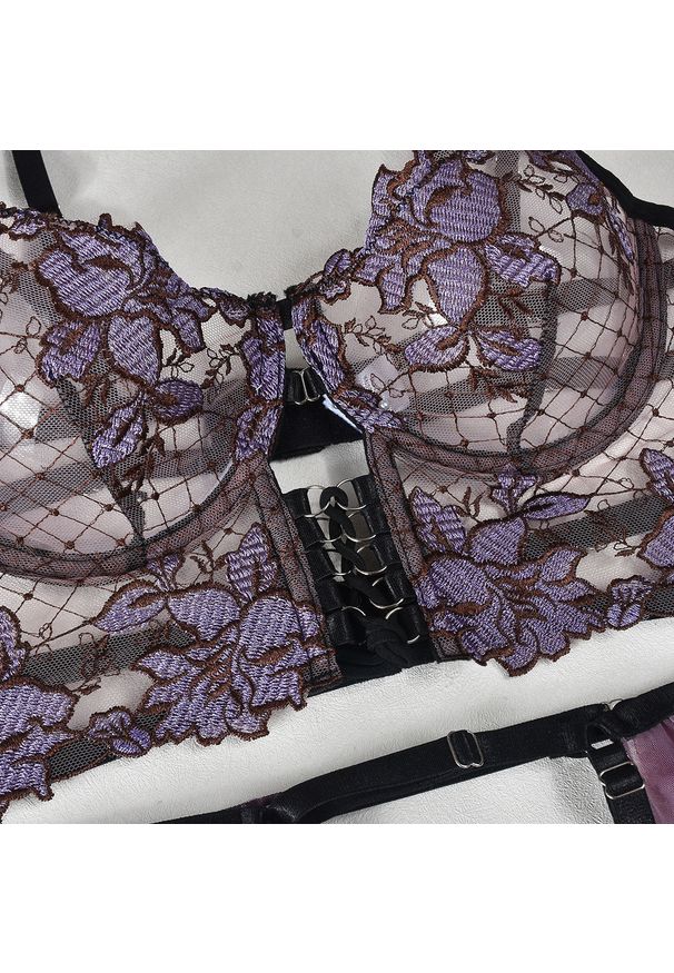 Intica - Zestaw bielizny koronkowej z regulowanymi paskami na romantyczne wieczory Toribia. Kolor: fioletowy. Materiał: koronka. Wzór: koronka