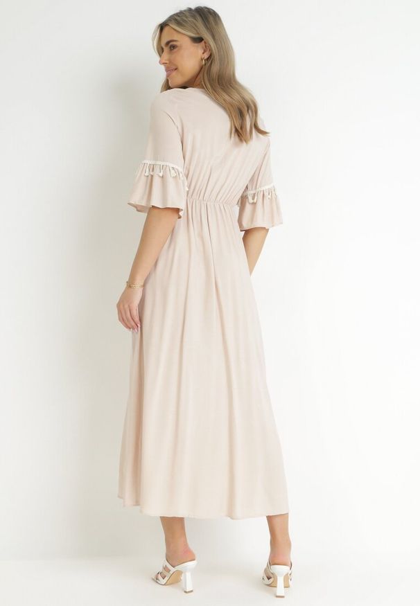 Born2be - Beżowa Wiskozowa Sukienka Maxi z Ozdobnym Dekoltem i Gumką w Pasie Latava. Okazja: na co dzień. Kolor: beżowy. Materiał: wiskoza. Styl: casual. Długość: maxi