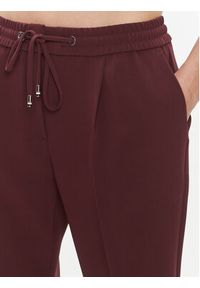 BOSS - Boss Spodnie materiałowe Tariyanah 50490039 Bordowy Regular Fit. Kolor: czerwony. Materiał: syntetyk #4
