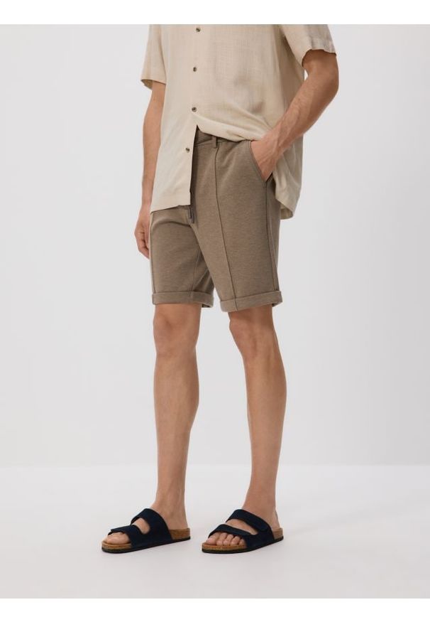 Reserved - Szorty regular fit - beżowy. Kolor: beżowy. Materiał: bawełna, dzianina