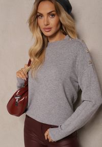 Renee - Szary Sweter z Półgolfem Wiskozą i Modalem Ozdobiona Guzikami Emmitana. Okazja: na co dzień. Kolor: szary. Materiał: wiskoza. Wzór: aplikacja. Styl: klasyczny, elegancki, casual #5