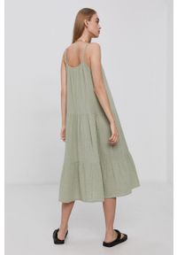 Vero Moda Sukienka bawełniana kolor zielony midi rozkloszowana. Kolor: zielony. Materiał: bawełna. Długość rękawa: na ramiączkach. Typ sukienki: rozkloszowane. Długość: midi
