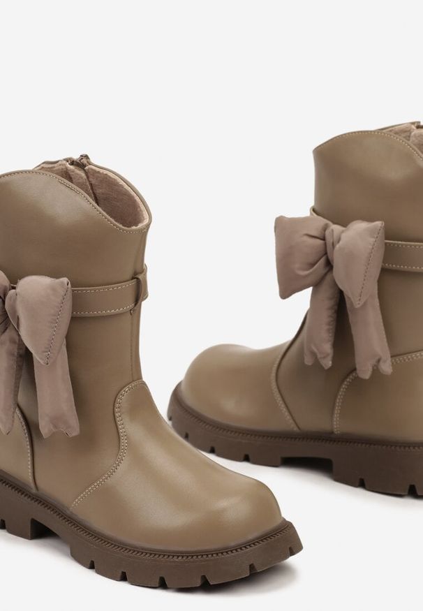 Born2be - Ciemnobeżowe Botki na Tłoczonej Podeszwie z Ozdobną Kokardką przy Cholewce Vaiven. Okazja: na uczelnię. Kolor: beżowy. Materiał: dzianina. Szerokość cholewki: normalna. Wzór: kolorowy. Styl: wizytowy, elegancki