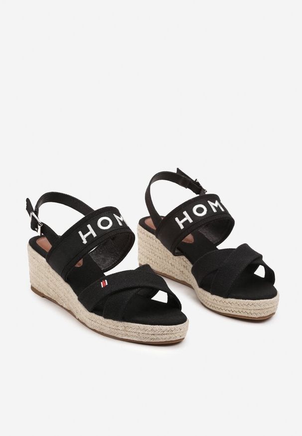 Born2be - Czarne Sandały na Niskim Koturnie z Przeplatanymi Paskami w Stylu Boho Zapinane przy Kostce Herianna. Zapięcie: pasek. Kolor: czarny. Sezon: lato. Obcas: na koturnie. Styl: boho