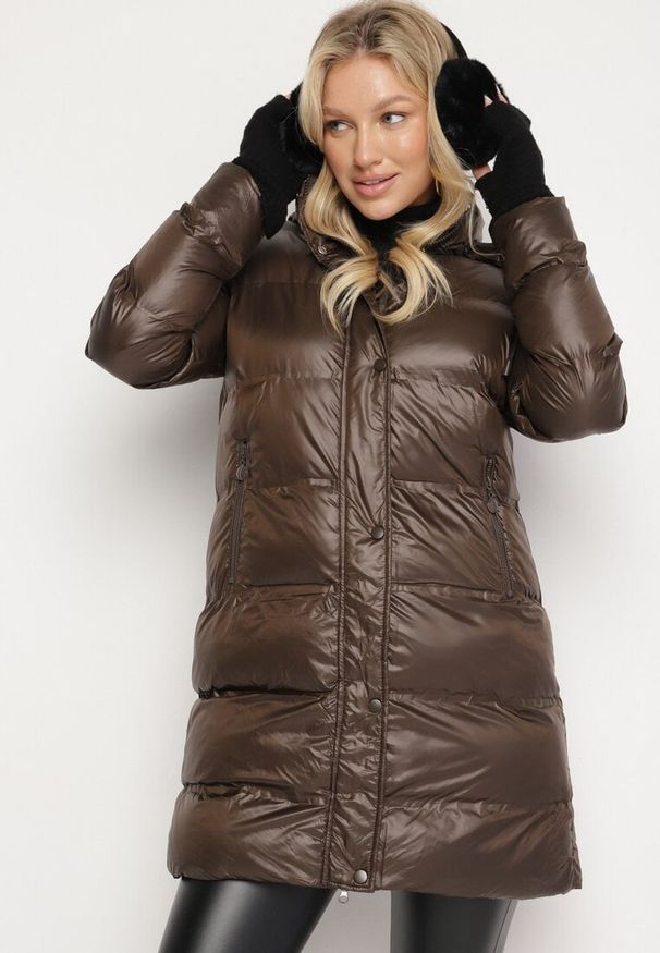 Born2be - Brązowa Pikowana Kurtka o Długim Kroju z Kapturem Kieszeniami i Dwustronnym Suwakiem Sanarose. Okazja: na spacer, na co dzień. Typ kołnierza: kaptur. Kolor: brązowy. Materiał: dzianina, jeans. Długość: długie. Wzór: aplikacja. Styl: casual, elegancki