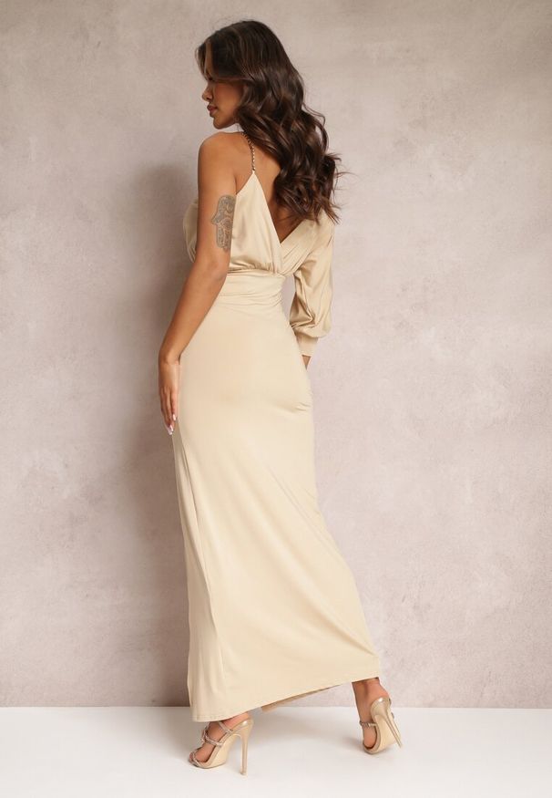 Renee - Beżowa Asymetryczna Sukienka z Gumką w Pasie i Łańcuszkiem Przy Ramieniu Jisse. Kolekcja: dla wysokich. Kolor: beżowy. Materiał: wiskoza. Typ sukienki: asymetryczne