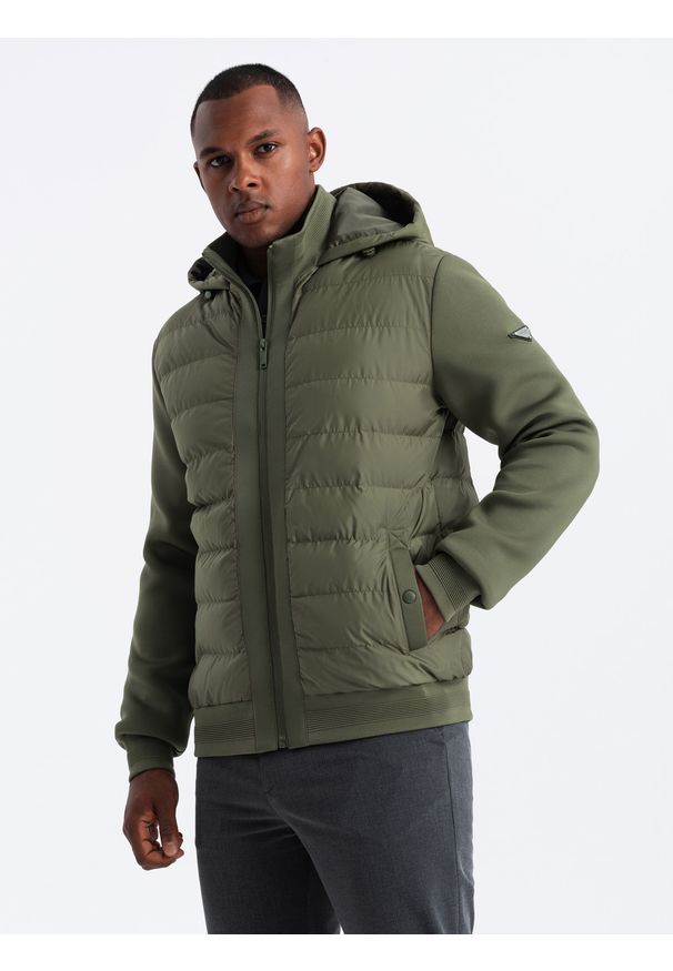 Ombre Clothing - Pikowana męska kurtka bomberka z wysokim kołnierzem – ciemnooliwkowa V3. Typ kołnierza: kołnierzyk stójkowy. Kolor: oliwkowy. Materiał: poliester, syntetyk, materiał, guma. Wzór: aplikacja. Styl: sportowy