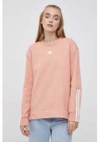 Adidas - adidas Bluza damska kolor różowy gładka. Kolor: różowy. Materiał: materiał, bawełna, dzianina. Długość rękawa: długi rękaw. Długość: długie. Wzór: gładki