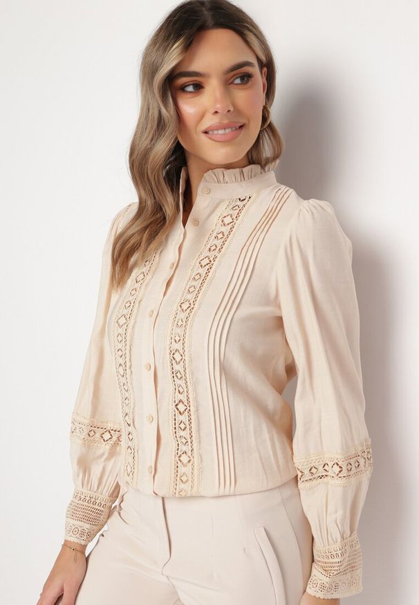 Born2be - Jasnobeżowa Koszula ze Stójką i Koronką Argochis. Typ kołnierza: kołnierzyk stójkowy. Kolor: beżowy. Materiał: koronka. Wzór: koronka