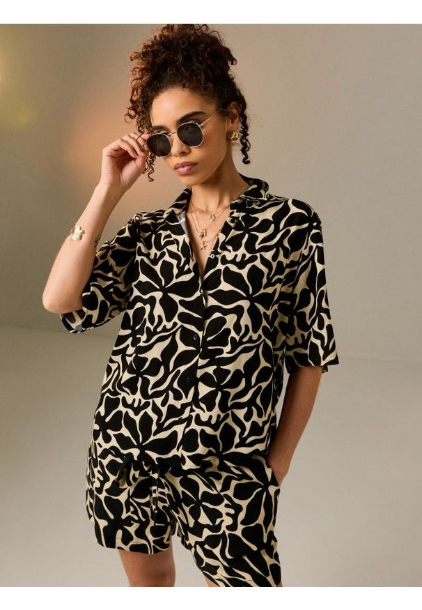 Sinsay - Wiskozowe szorty - czarny. Kolor: czarny. Materiał: wiskoza