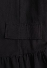 Renee - Czarna Rozkloszowana Sukienka Koszulowa z Bawełny i Wiskozy Zdobiona Klapami Gleta. Okazja: na co dzień. Kolor: czarny. Materiał: wiskoza, bawełna. Wzór: aplikacja. Typ sukienki: koszulowe. Styl: casual, elegancki #2