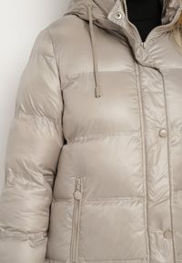 Born2be - Beżowa Pikowana Kurtka o Długim Kroju z Kapturem Kieszeniami i Dwustronnym Suwakiem Sanarose. Okazja: na spacer, na co dzień. Typ kołnierza: kaptur. Kolor: beżowy. Materiał: dzianina, polar, jeans. Długość: długie. Wzór: aplikacja. Styl: casual, elegancki #2