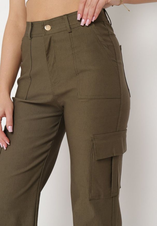 Born2be - Ciemnozielone Spodnie Szerokie z Kieszeniami na Klapy Allepinea. Okazja: na co dzień. Stan: podwyższony. Kolor: zielony. Styl: klasyczny, casual, elegancki