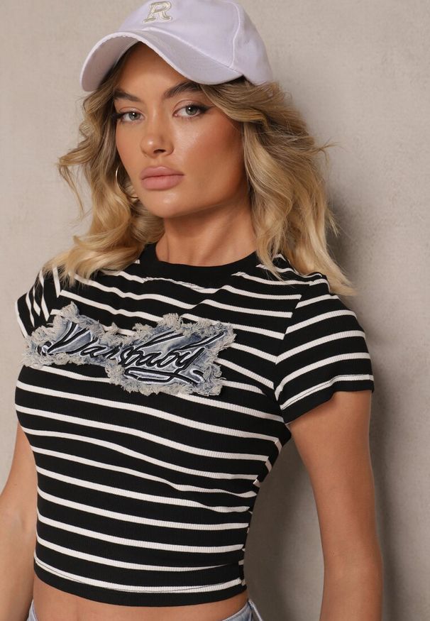 Renee - Czarno-Biały Bawełniany T-shirt w Paski Ozdobiony Napisem na Naszywce z Jeansu Eviola. Kolor: czarny. Materiał: bawełna, jeans. Wzór: paski, aplikacja, napisy. Styl: klasyczny