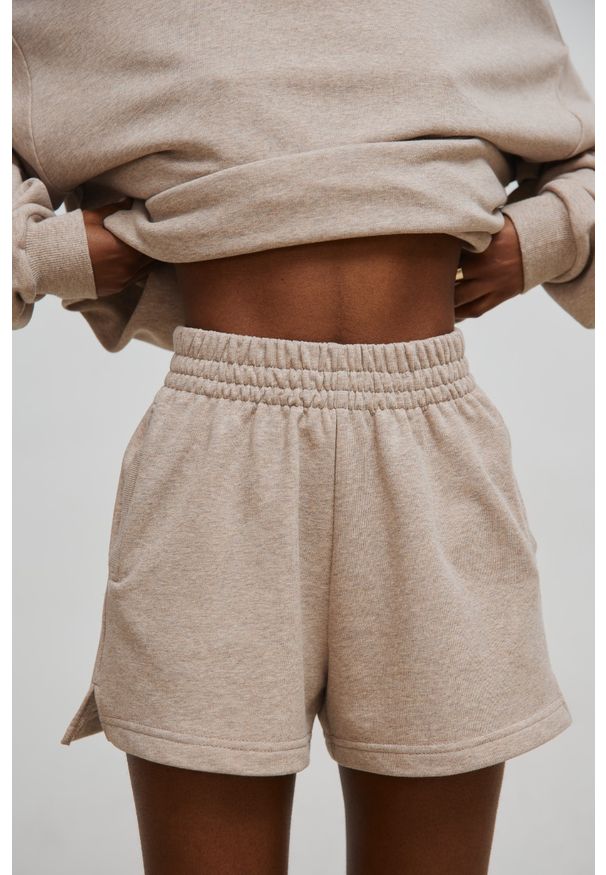 Marsala - Szorty z dzianiny dresowej w kolorze BEIGE MELANGE - LE PETIT. Okazja: na co dzień. Stan: podwyższony. Materiał: dresówka, dzianina. Wzór: melanż. Styl: casual, sportowy