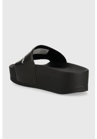 Champion klapki damskie kolor czarny na platformie. Kolor: czarny. Materiał: materiał, guma. Wzór: nadruk. Obcas: na platformie #2