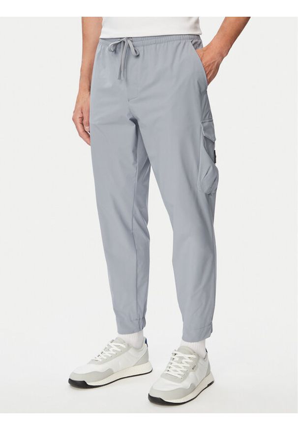 BOSS Spodnie cargo T_Urbanex-CargoLight 50508339 Szary ciemny Tapered Fit. Kolor: szary. Materiał: syntetyk