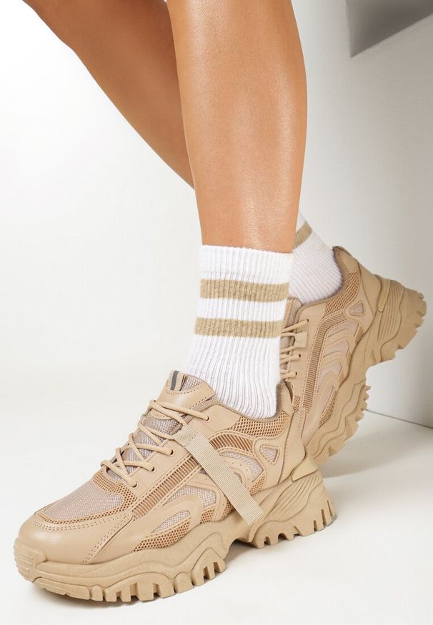 Born2be - Ciemnobeżowe Sneakersy z Tłoczeniami i Amortyzującą Wkładką Funzea. Okazja: na co dzień. Nosek buta: okrągły. Zapięcie: sznurówki. Kolor: beżowy. Materiał: jeans, materiał. Wzór: aplikacja. Obcas: na obcasie. Wysokość obcasa: niski