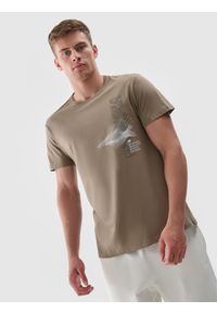 4f - T-shirt z nadrukiem regular męski - khaki. Okazja: na co dzień. Kolor: brązowy, wielokolorowy, oliwkowy. Materiał: jersey, dzianina, bawełna. Wzór: nadruk. Styl: sportowy, casual, klasyczny