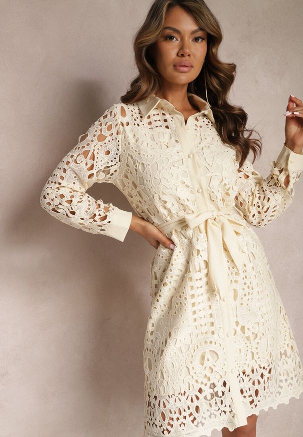 Renee - Beżowa Koszulowa Sukienka Mini z Ażurowej Koronki i Paskiem Norila. Kolor: beżowy. Materiał: koronka. Wzór: ażurowy, koronka. Typ sukienki: koszulowe. Styl: klasyczny. Długość: mini