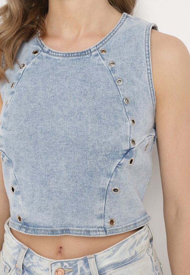 Born2be - Niebieski Top Koszulka Bez Rękawów z Ozdobnymi Kółkami i Suwakiem Quirissa. Typ kołnierza: dekolt w kształcie V. Kolor: niebieski. Materiał: jeans. Długość rękawa: bez rękawów. Styl: wizytowy, elegancki