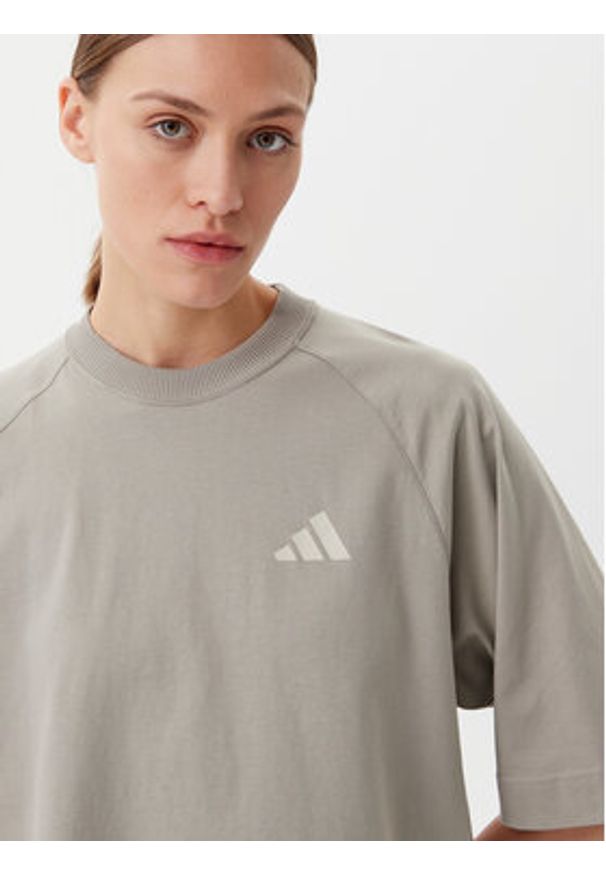 Adidas - adidas T-Shirt Mercedes - AMG Petronas Formula One Team Premium JW3087 Beżowy Oversize. Kolor: beżowy. Materiał: bawełna