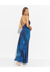 LUXE FASHION - Niebieska jedwabna sukienka w panterę. Kolor: niebieski. Materiał: jedwab. Długość rękawa: na ramiączkach. Wzór: motyw zwierzęcy. Długość: maxi #3