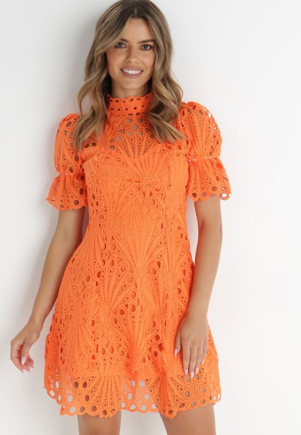 Born2be - Pomarańczowa Sukienka Adoneus. Typ kołnierza: kołnierz z falbankami. Kolor: pomarańczowy. Materiał: koronka. Wzór: koronka. Styl: klasyczny. Długość: midi