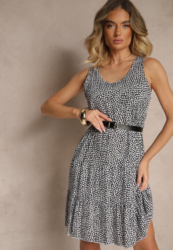 Renee - Czarna Sukienka z Bawełny Ozdobiona Kwiatami i Falbaną Zeloria. Okazja: na co dzień. Kolor: czarny. Materiał: bawełna. Wzór: aplikacja, kwiaty. Styl: klasyczny, casual, elegancki